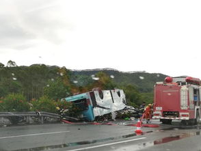 福建一隧道4辆车发生事故